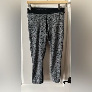 Nike Dri Fit Women Size Small Capri Leggings